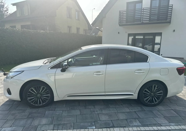 Toyota Avensis cena 65000 przebieg: 112189, rok produkcji 2017 z Piła małe 172